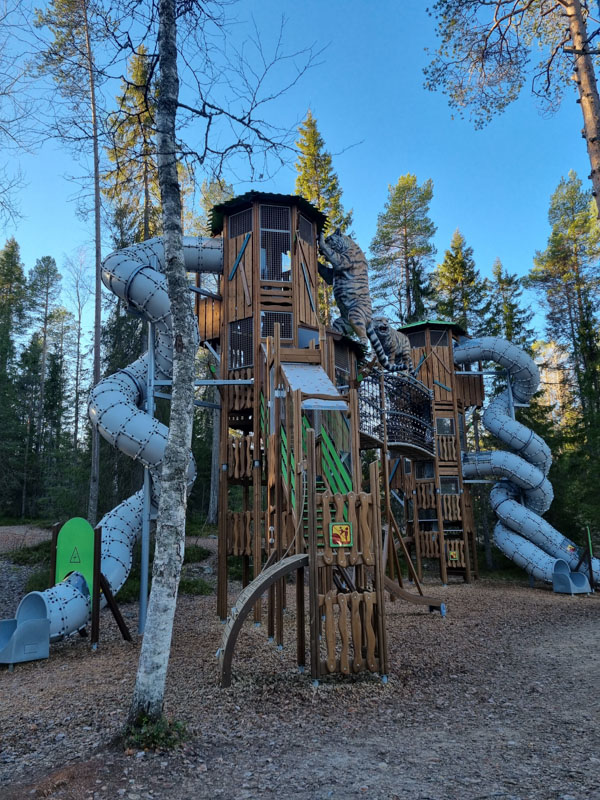 Abenteuer im Grünen Flora-Spielgeräte bieten Kindern die Möglichkeit, ihre Fantasie in einer natürlichen Umgebung auszuleben.
