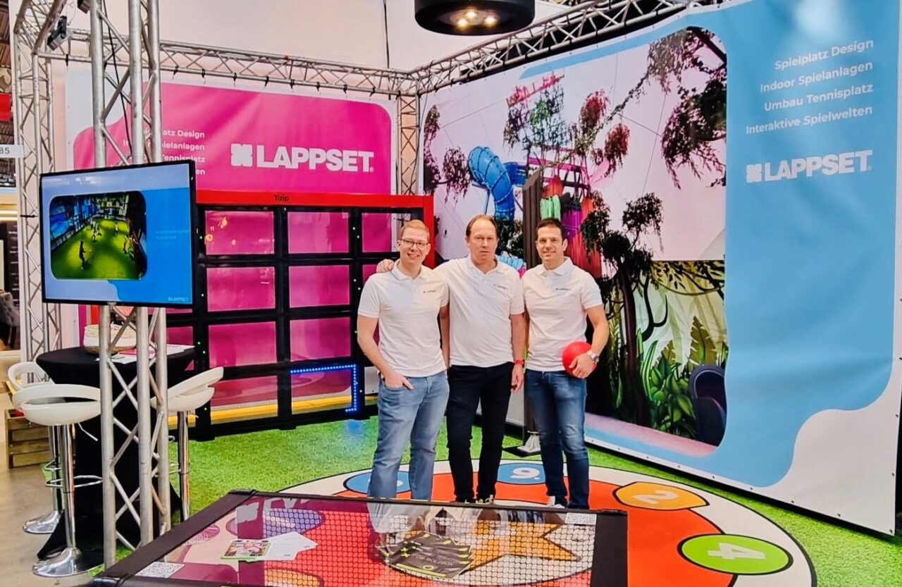 Kollegen Julian Welker, Peter Linder und Jeroen Reinderink beim Austausch auf einer Branchenveranstaltung.