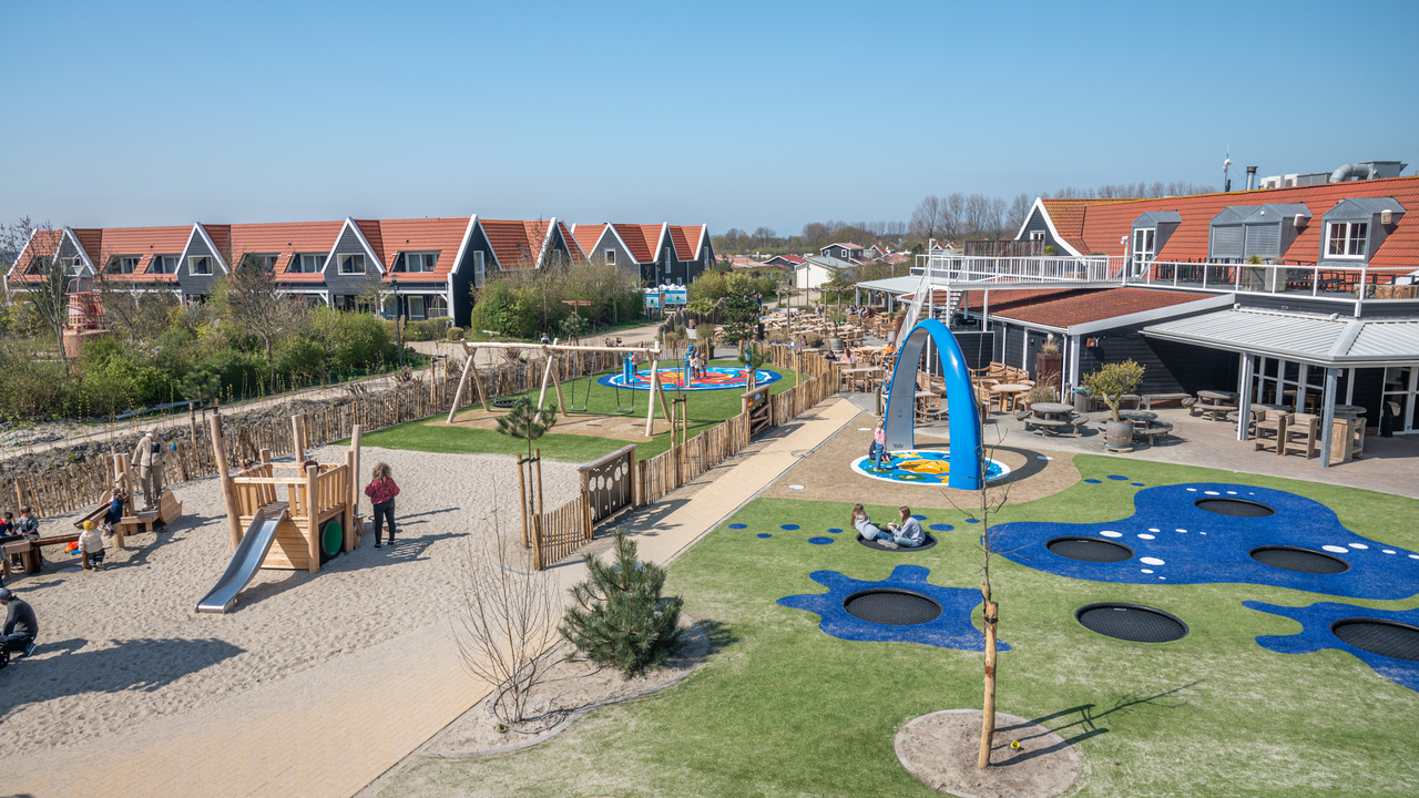 Strandabenteuer beginnen hier – Der Spielplatz am Strandpark De Zeeuwse Kust verbindet Natur und Spielspaß für die ganze Familie.