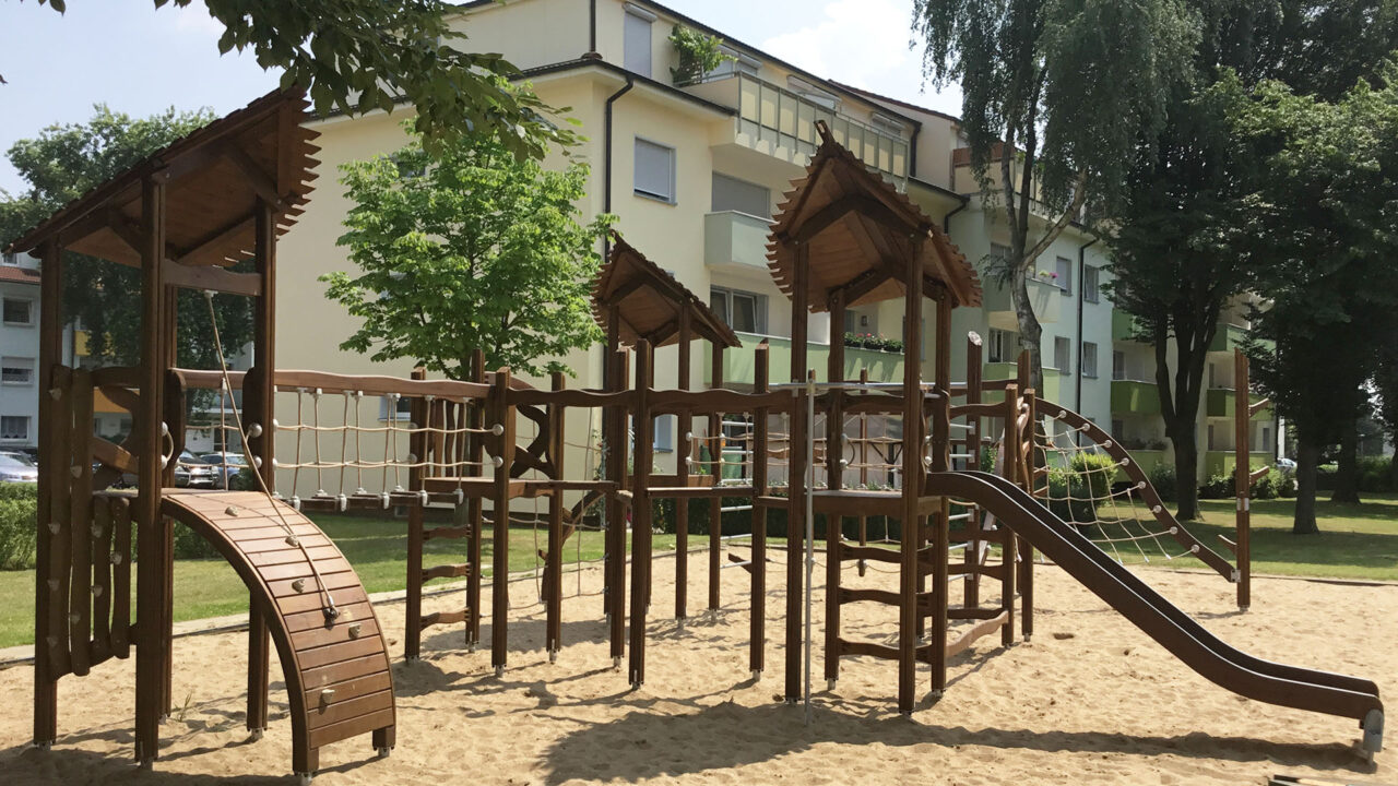 Natürliches Design trifft auf Spielfreude: Der Flora Natur Spielplatz in Lünen begeistert mit nachhaltigen Materialien und kreativen Spielmöglichkeiten.