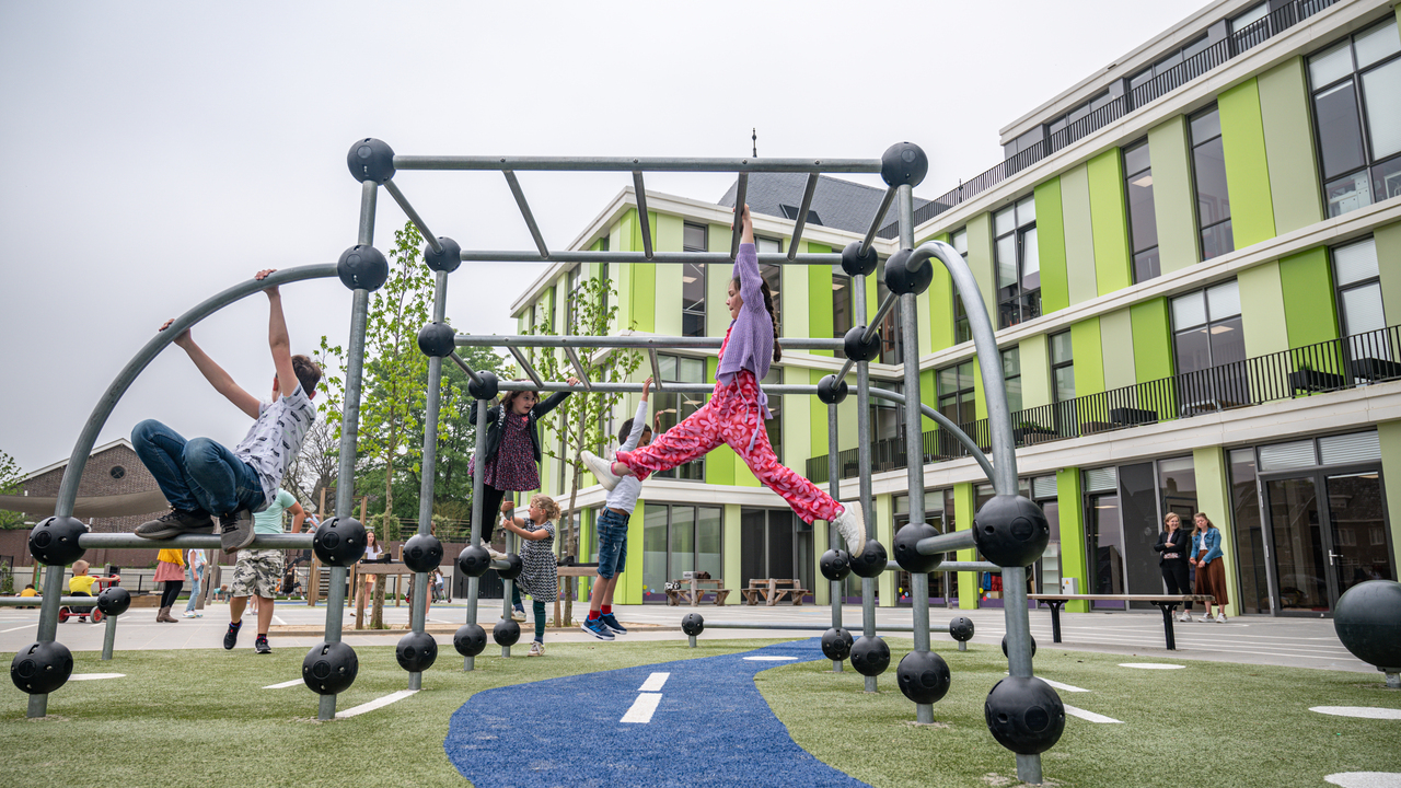 Parkour für alle Altersgruppen Die flexiblen Cloxx Parkour-Elemente bieten Herausforderungen für Schüler jeden Alters und Fitnesslevels.