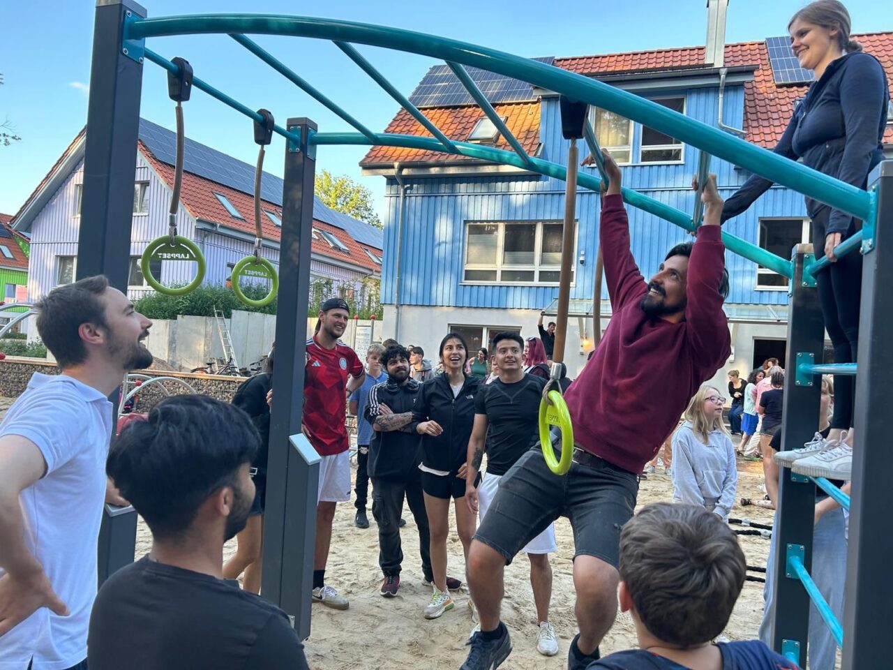 Wer ist der Stärkste Beim gemeinsamen Training messen sich Sportler und fordern sich gegenseitig heraus.