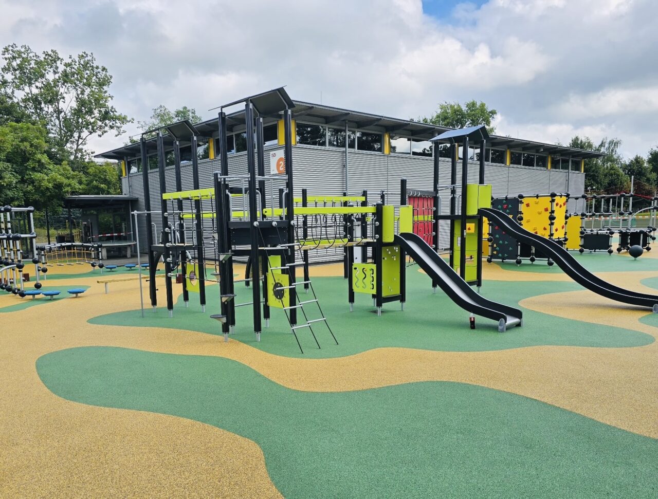 Von Schülern mitgestaltet – die neue Spiellandschaft entstand mit den Ideen und Wünschen der Kinder.