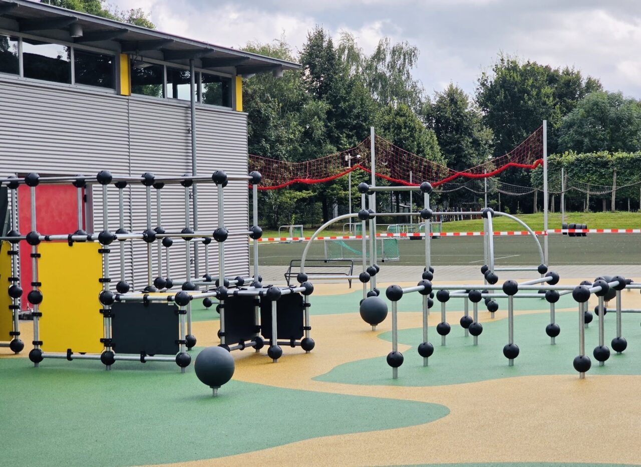 Spiel, Sport und Lernen vereint – der neue Schulhof bietet vielseitige Möglichkeiten für aktive Pausen.