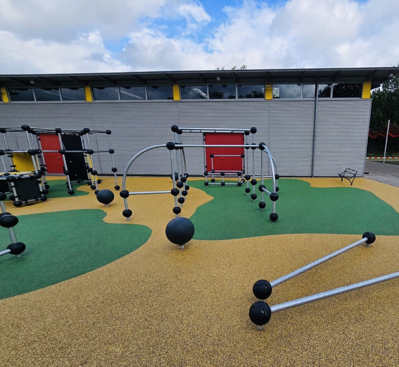 Ein Schulhof für alle – ob Parkour, Klettern oder Balancieren, hier findet jeder eine Herausforderung.