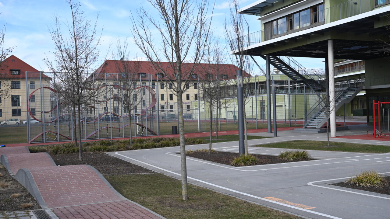 Gemeinsam aktiv – Wall-Holla ermöglicht es vielen Kindern gleichzeitig zu spielen und ihre Geschicklichkeit zu verbessern.