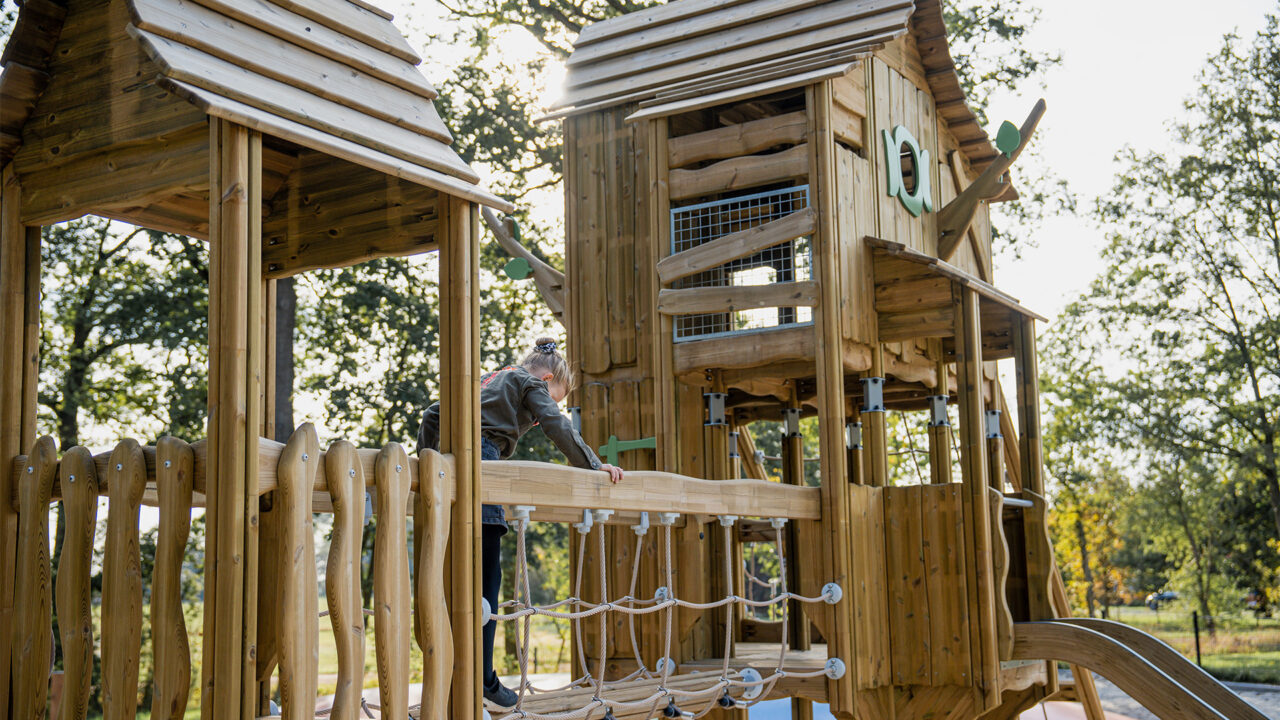 Ob Hexenhaus oder Bauernhof – das mehrstöckige Kletterspielgerät Flora regt die Fantasie an und lädt zum freien Spiel ein.