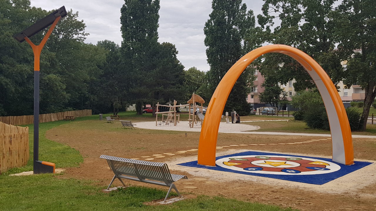 Lappset Solar und Lappset Sona - Spielbogen in der französischen Stadt Charmount, öffentlicher Raum 