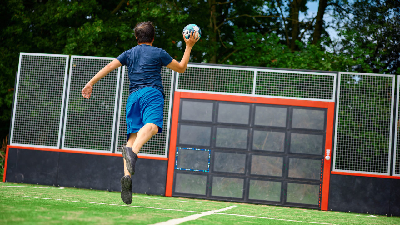Auch für Ballsportarten wie z.B. Handball sind auf die interaktive Fußballwand geeignet!