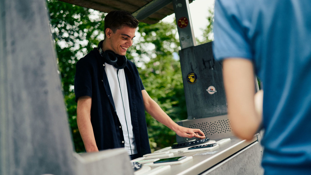 Oder der Fono - Outdoor DJ Pult. Musik bringt Jugendliche zusammen! 