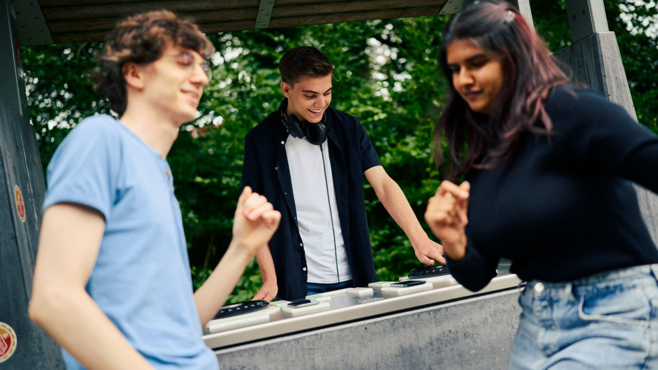 Im öffentlichen Raum, neben einem Parkour-Park oder auf dem Campingplatz: Schaffen Sie einen Treffpunkt für Jugendliche! 