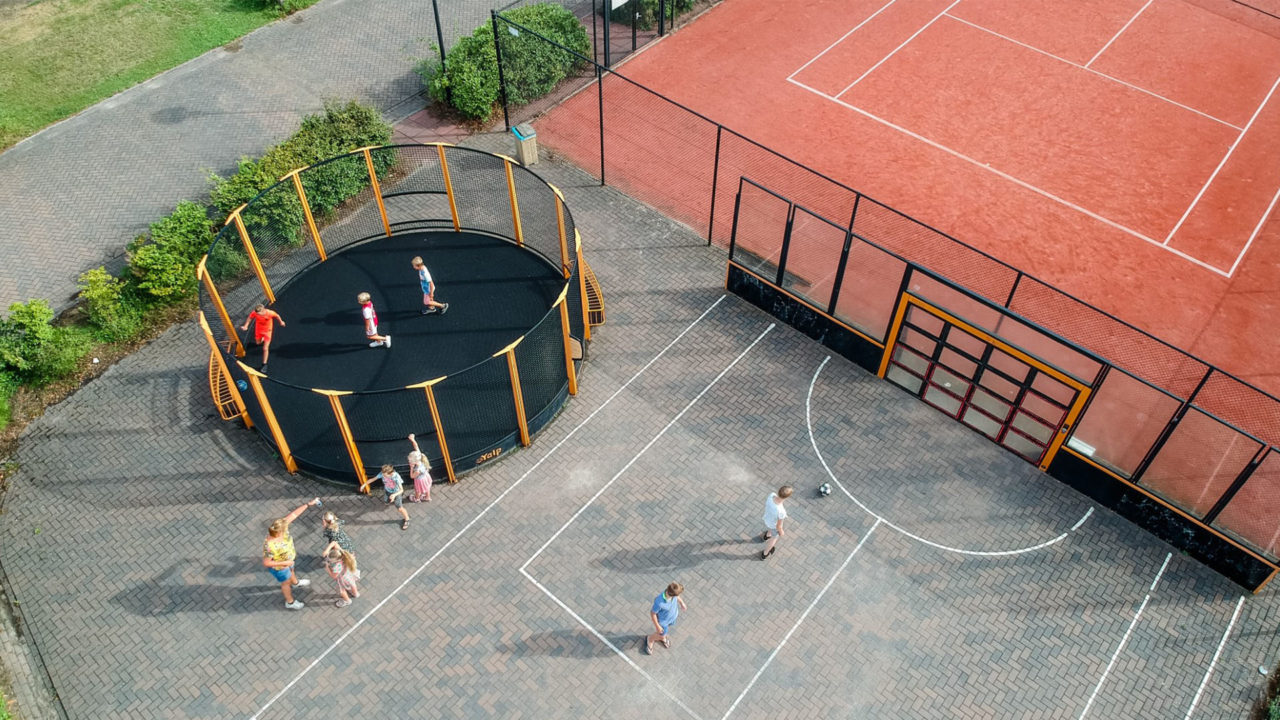 Oder ergänzen Sie ein Tennisplatz mit Pannakäfig mit die interaktive Fußballwand! 