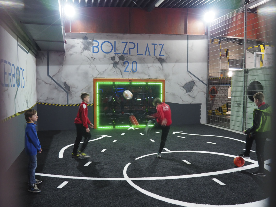 Ob jetzt in- oder outdoor, die interaktive Fußballwand passt überalll