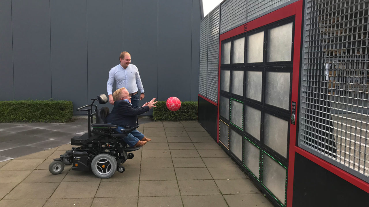 Rick Brink, der niederländische Minister für Behindertenangelegenheiten, mit Yalp Sutu - Fußballwand