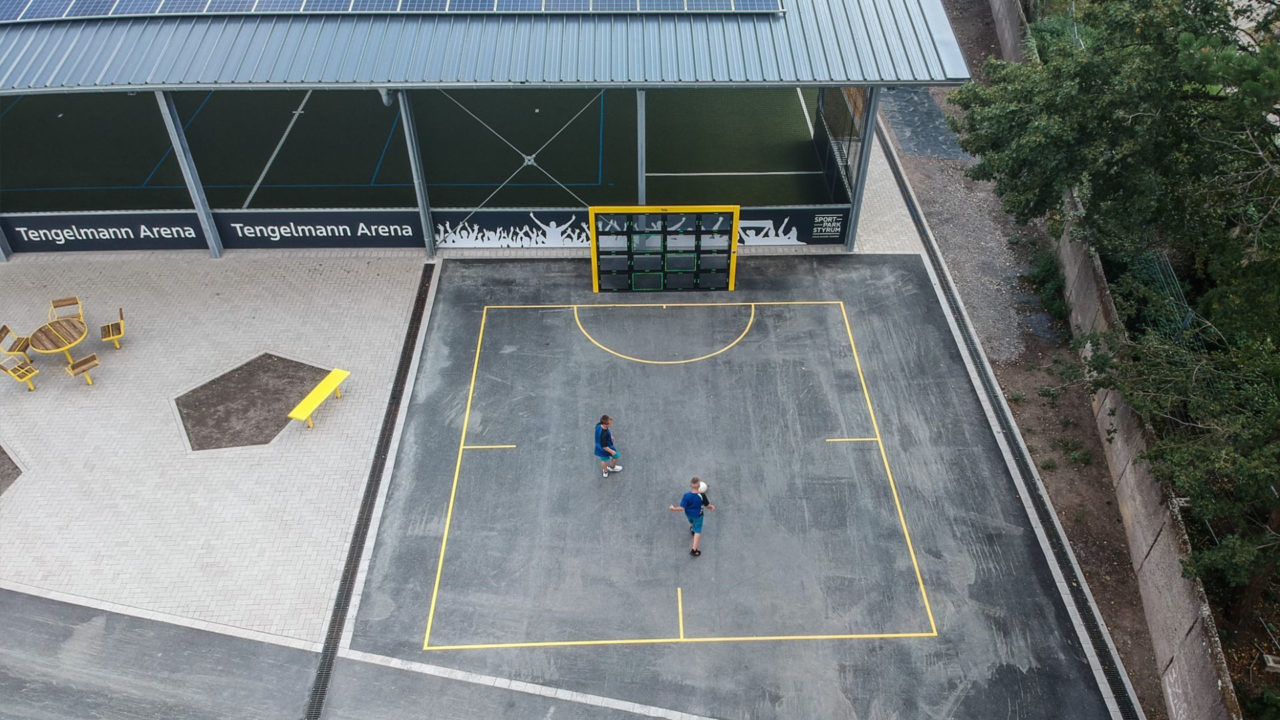 So können die interaktive Fußballwand z.B. neben eine klassische Sporthalle installieren. 