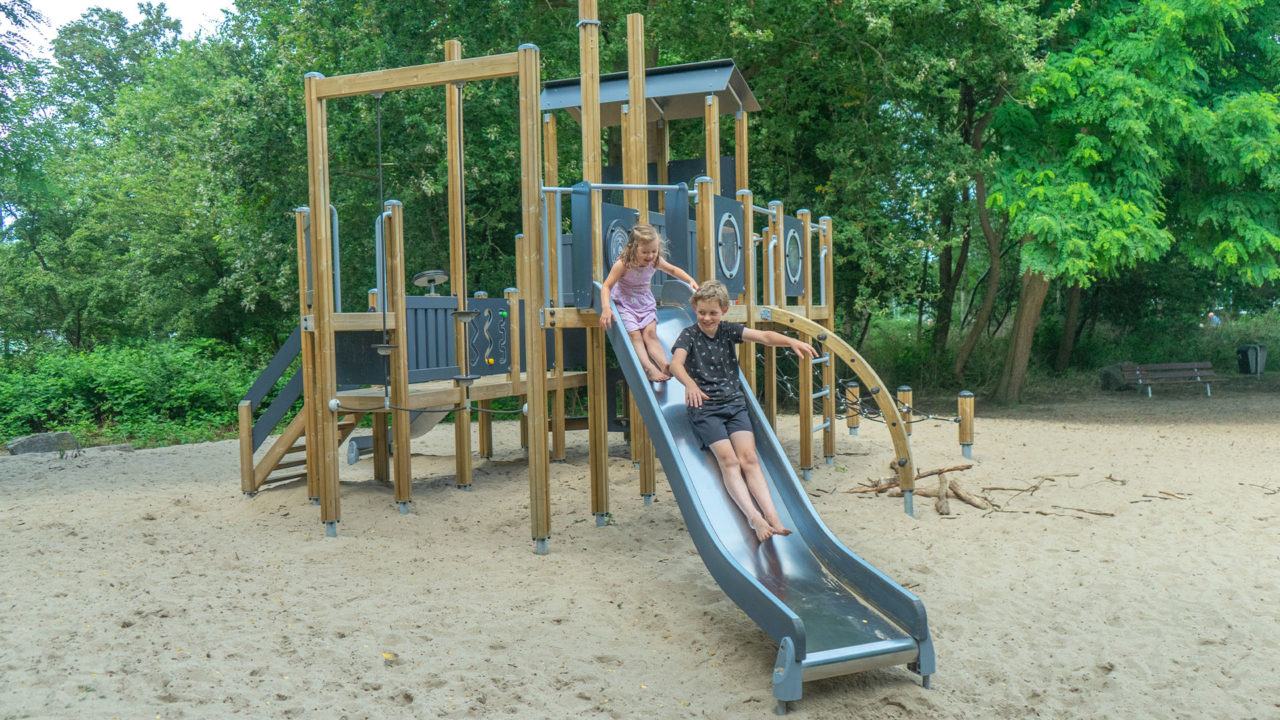 Ein Naturspielplatz bietet Kindern die Möglichkeit, auf Entdeckungsreise zu gehen.