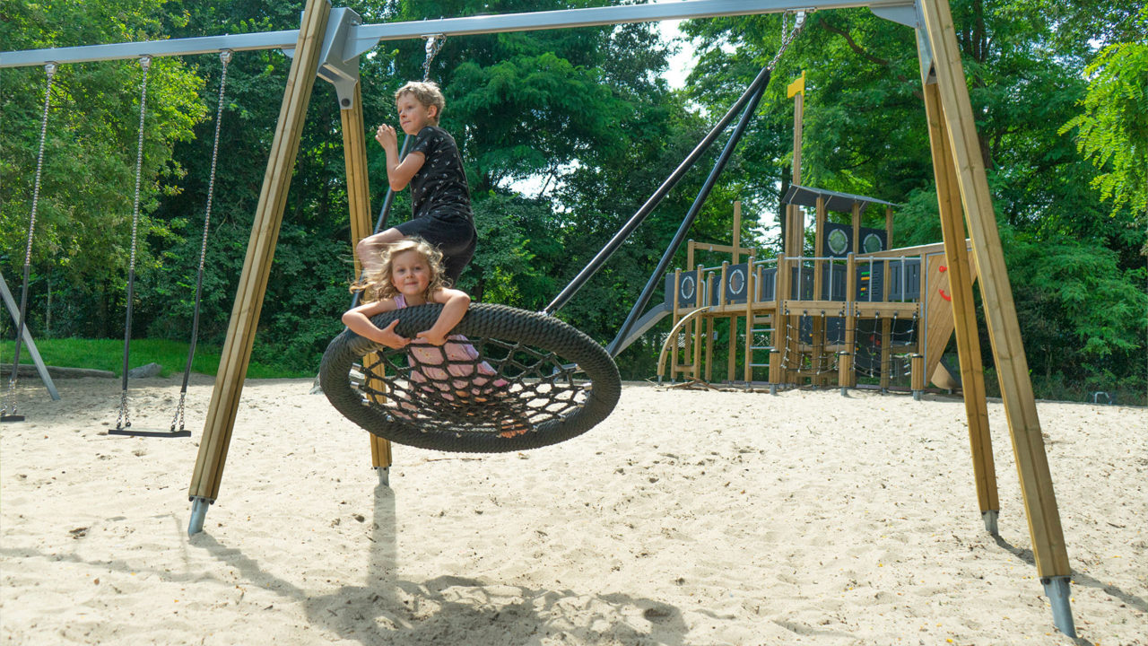 Damit ein Spielplatz dauerhaft Spaß macht, sind natürliche Spielgeräte notwendig, auf denen Kinder rutschen, klettern und schaukeln