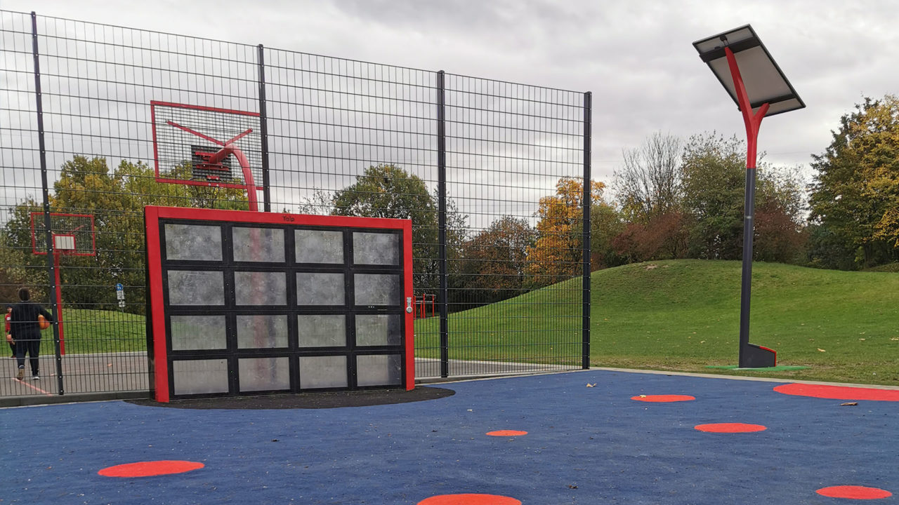 Yalp Sutu Fußballwand mit einem roten Yalp Solar - Standort Düsseldorf