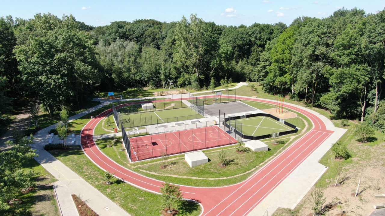 Ein Sportplatz mit verschiedenen Sportmöglichkeiten, unter anderem mit dem Toro - interaktiver Mehrzwecksportplatz (Bild: DSGN-Concepts)