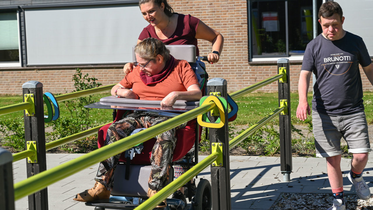 Die Behinderten werden auf vielfältige Weise einbezogen und motiviert, ihre eigene Mobilität zu erhalten.